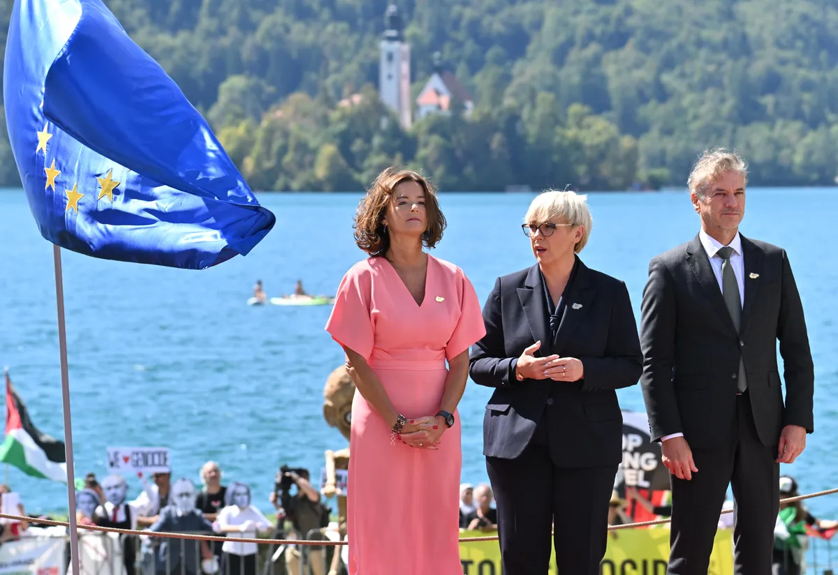 Predsednica s sporočilom o kandidatih za veleposlanike razburila premierjev kabinet