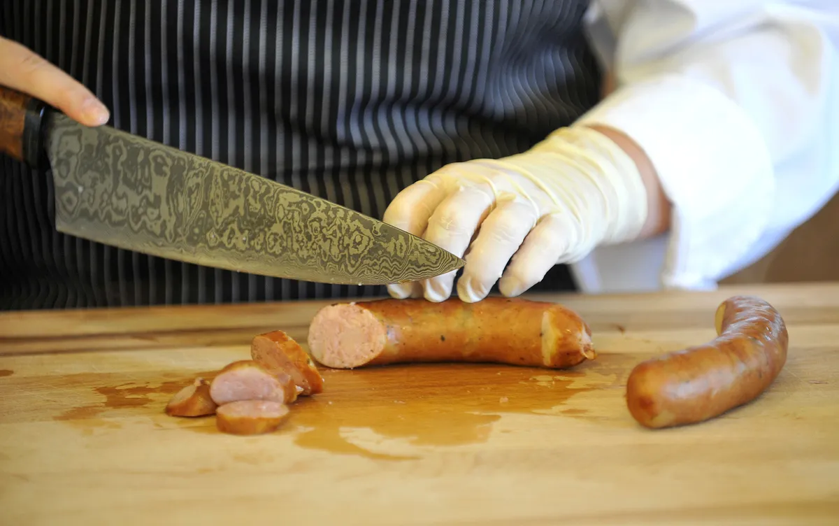 Test kranjskih klobas: v eni našli aditive, ki tam nimajo kaj iskati