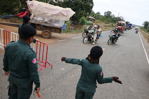 Več kot pol milijona ljudi je moralo zapustiti Tajsko in Kambodžo