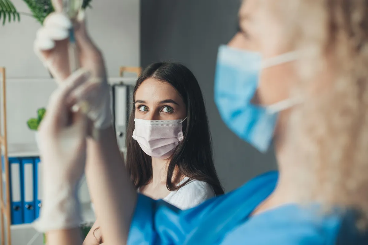 Znani rezultati velike raziskave o umrljivosti po cepljenju proti covidu-19