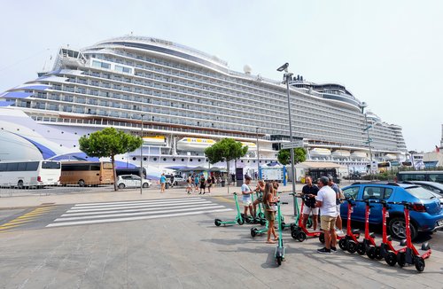 Slovenija, Koper, 03.09.2023 03. september 2023 Ladja Norwegian Viva je zasidrana v Kopru. Ladja vrste križarka, ena največjih ladij ki se je zasidrala v Sloveniji. Dolga je 299 m, težka 143 ton in ima 3215 posteljFoto: Tomaž Primožič FPA/BOBO