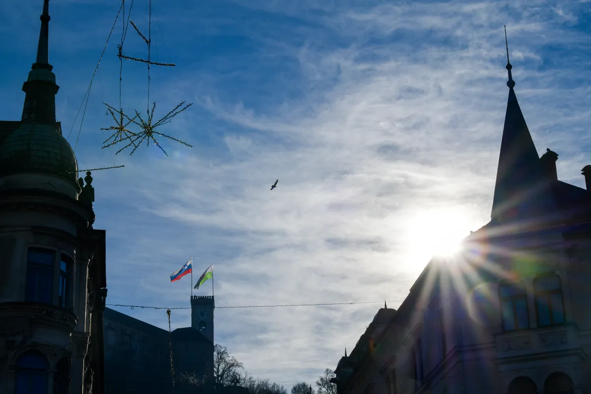 Varnostnik v središču Ljubljane rasno diskriminiral temnopoltega moškega