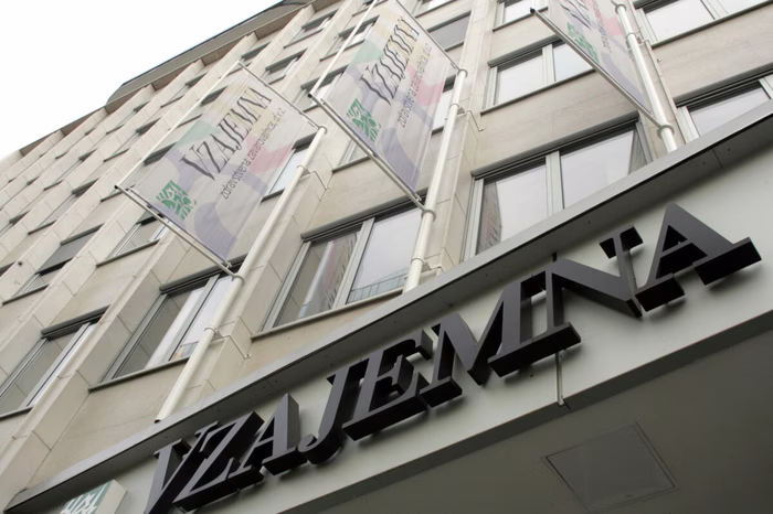 Vzajemna tik pred začetkom borznega trgovanja na muhi francoskega velikana