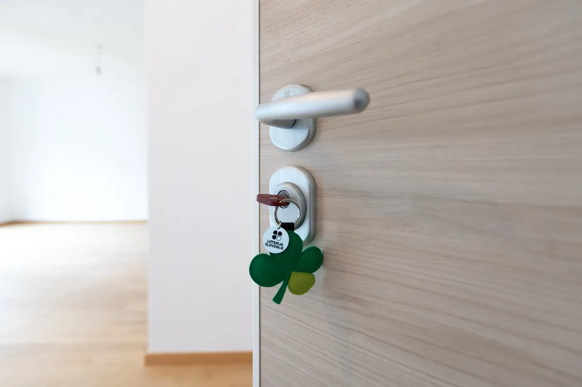 Podrobnosti o stanovanjih, zlatu in mesečnih rentah Novoletnega lota