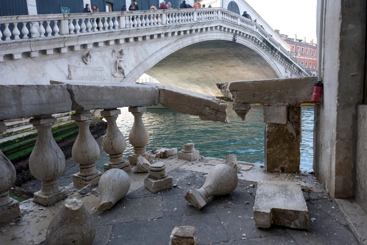 Ukradla čoln z božičnimi paketi, bežala, nato pa trčila v ograjo znamenitega mostu