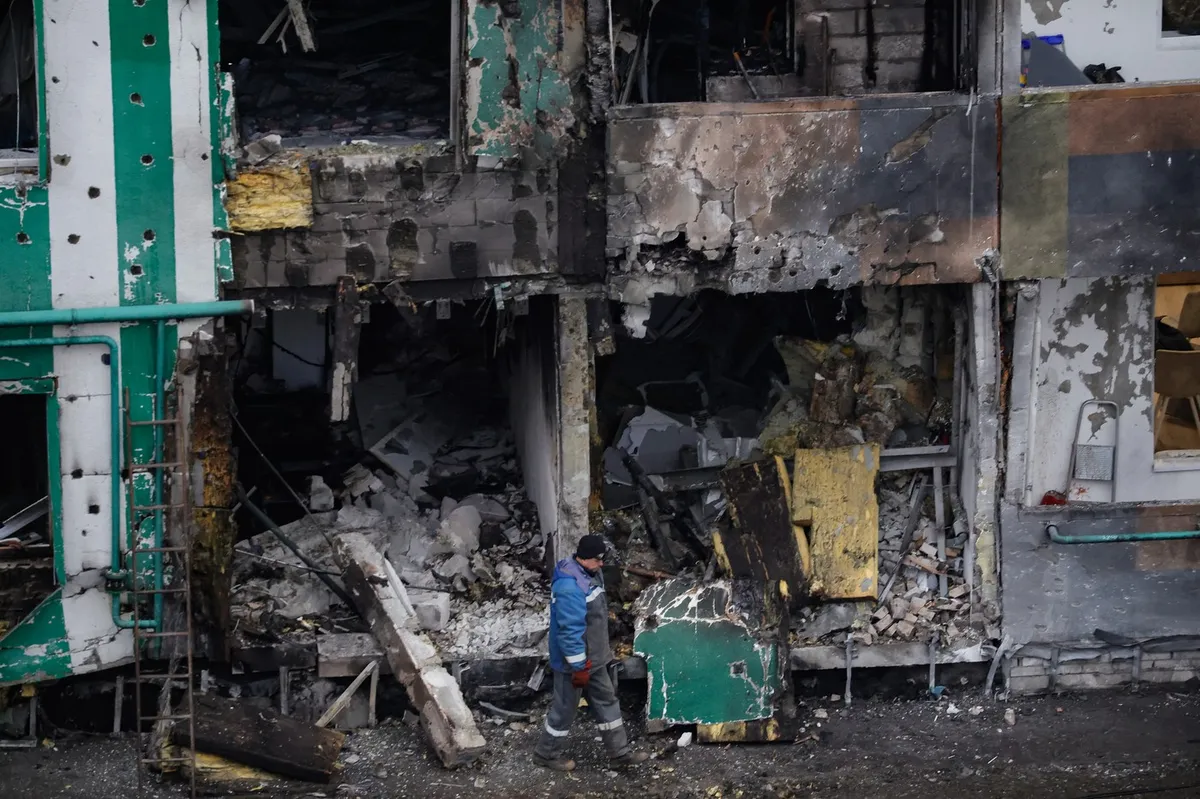 V novih medsebojnih napadih Rusije in Ukrajine ena smrtna žrtev in več ranjenih