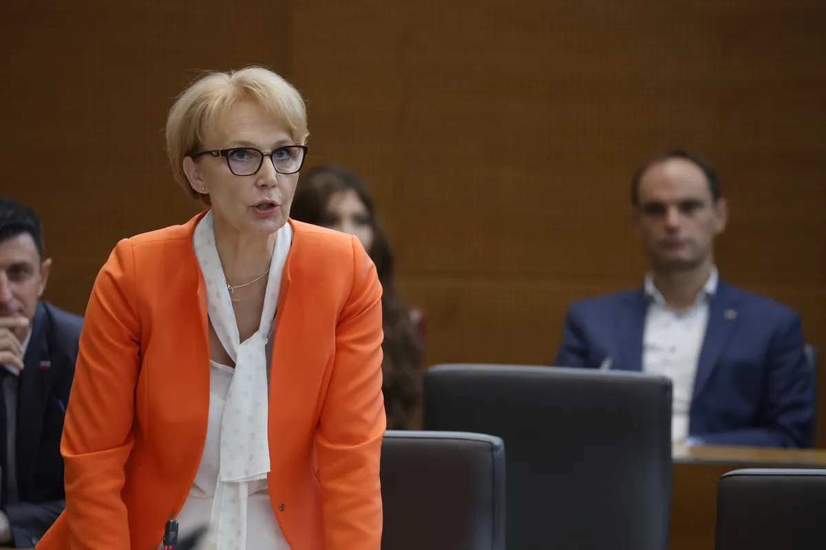 Čadonič Špelič po izpustitvi Jurkoviča premierja poziva k odstopu. Kaj pravijo v Golobovem kabinetu?