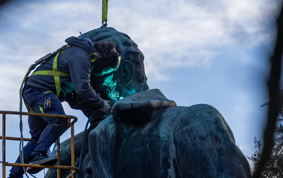 Titov kip ima spet glavo, velenjski župan se ne namerava opravičiti (FOTO)