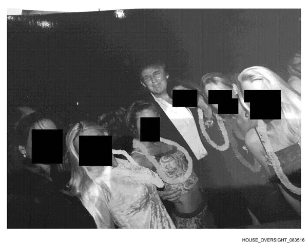 Objavljene nove fotografije z Epsteinovega posestva, na njih tudi Trump in Clinton