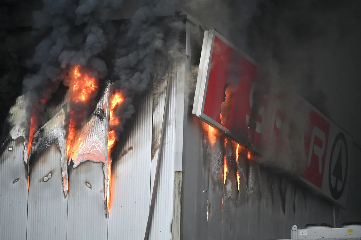 Ogromna škoda po požaru v pekarni Spar, težav z zalogo pred prazniki pa ni več