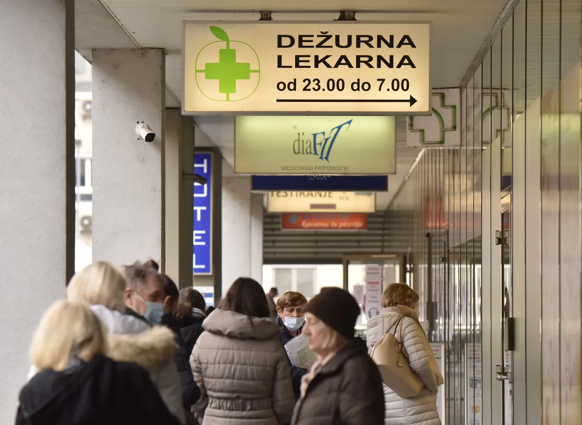 Gneča v dežurnih lekarnah: "Nenujne nakupe zdravil opravite v rednem delovnem času"