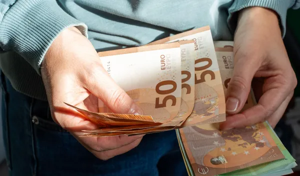 Konec februarja prinaša obilje: trije znaki naj bi občutili močan finančni veter v hrbet