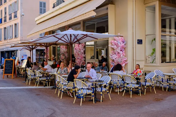 Tri leta sta z isto zvijačo zastonj jedla v restavracijah, končni račun bosta obžalovala