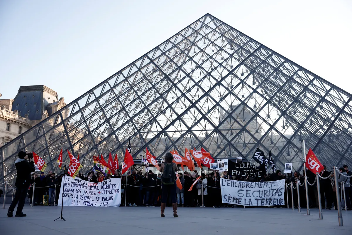 Zaradi stavke zaposlenih pred Louvrom čakalo več tisoč ljudi