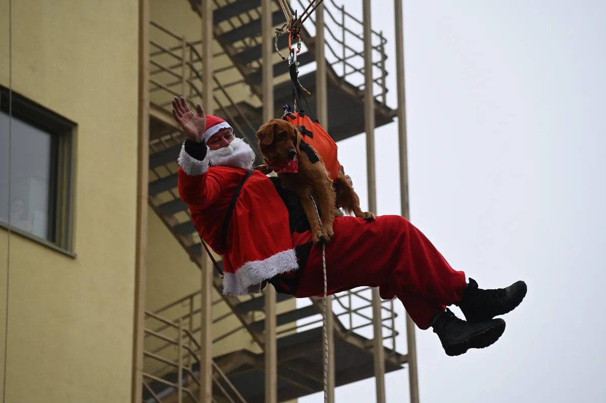 Božički razveselili mlade bolnike s tradicionalnim spustom z vrha UKC Maribor (FOTO)