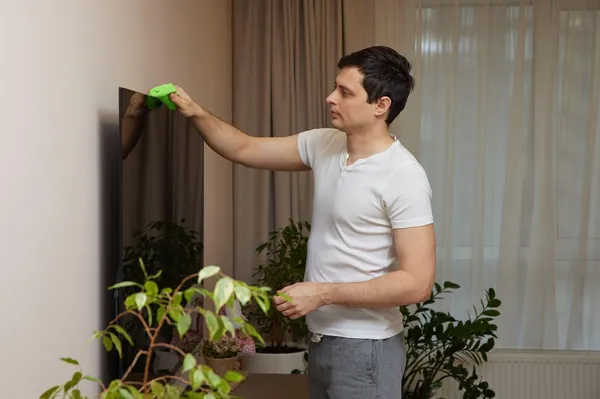 Ali veste, kako pravilno očistiti televizor? Pogosta napaka lahko poškoduje zaslon