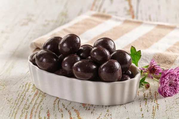 Znanstveniki odkrili fascinantno povezavo med temno čokolado in staranjem telesa