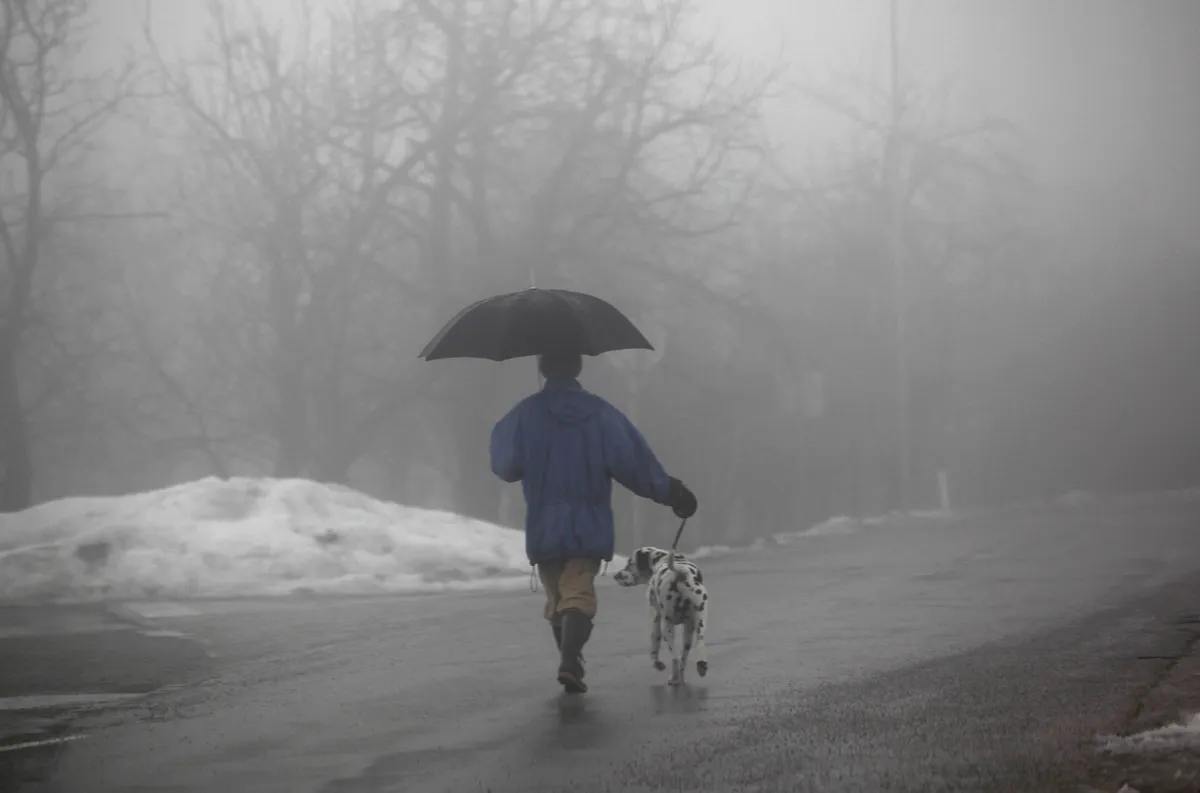 Pred nami oblačen, deževen in meglen dan