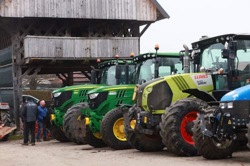Predstavniki Kmečke iniciative so se v spremstvu traktorjev odpravili v Bruselj na protest kmetov