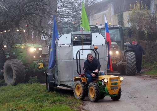 Predstavniki Kmečke iniciative so se v spremstvu traktorjev odpravili v Bruselj na protest kmetov