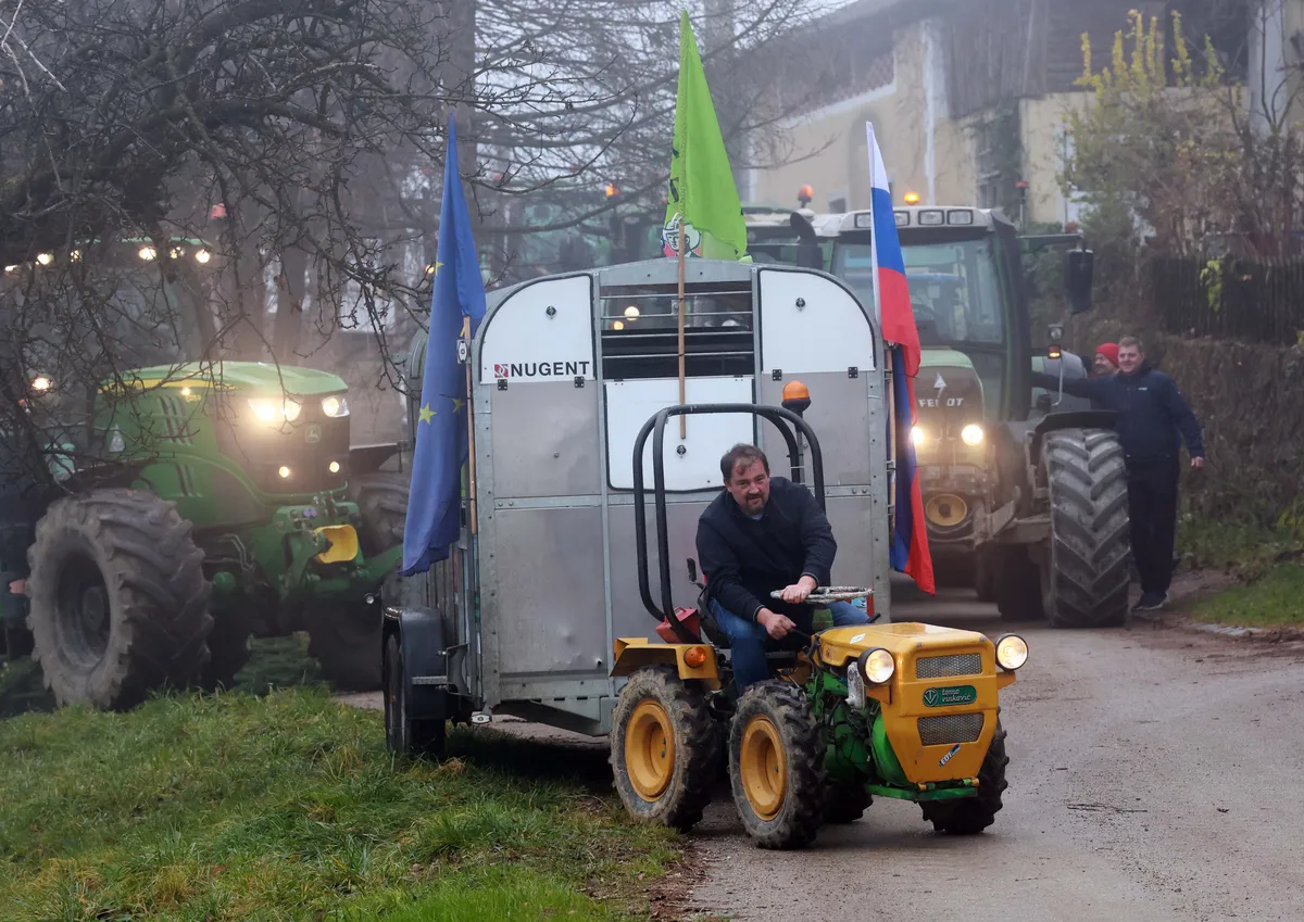 Slovenski kmetje so se s traktorji že odpravili na protest v Bruselj (FOTO)