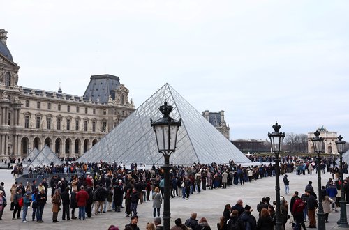 V francoskem muzeju Louvre za nadaljuje stavka zaposlenih