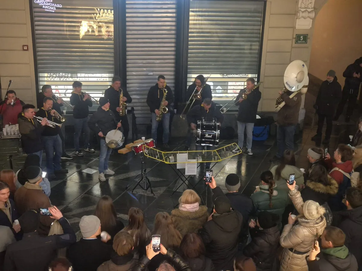 Na Čopovi ulici v Ljubljani kljub Jankovićevi prepovedi zaigralo 11 trubačev