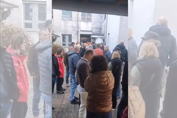 Gneča pred ZD Kranj: novi zdravnik opredeljuje paciente, številni v vrsti tri ure prej