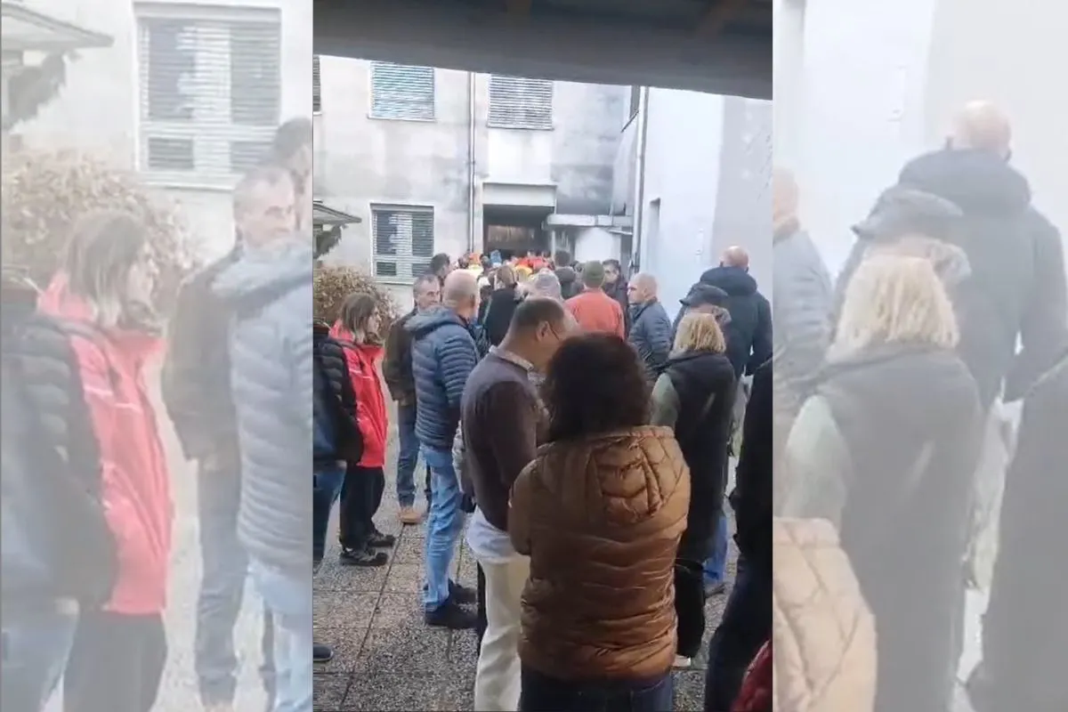 Gneča pred ZD Kranj: nov zdravnik opredeljuje paciente, številni v vrsti tri ure prej