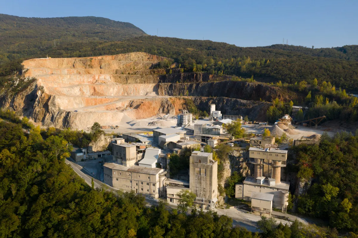 Zaradi rušenja objektov v solkanskem kamnolomu kmalu zapore bližnje ceste