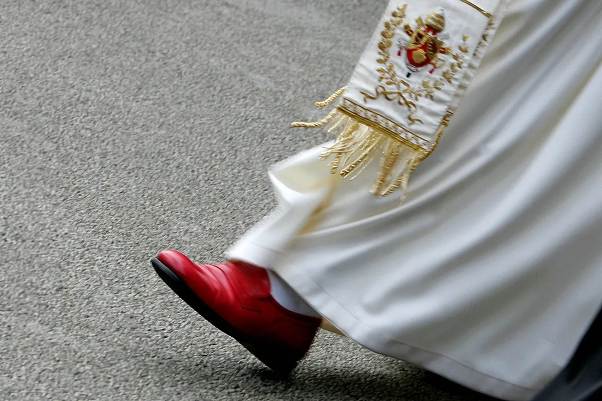Kakšne čevlje nosi papež in kdo jih izdeluje