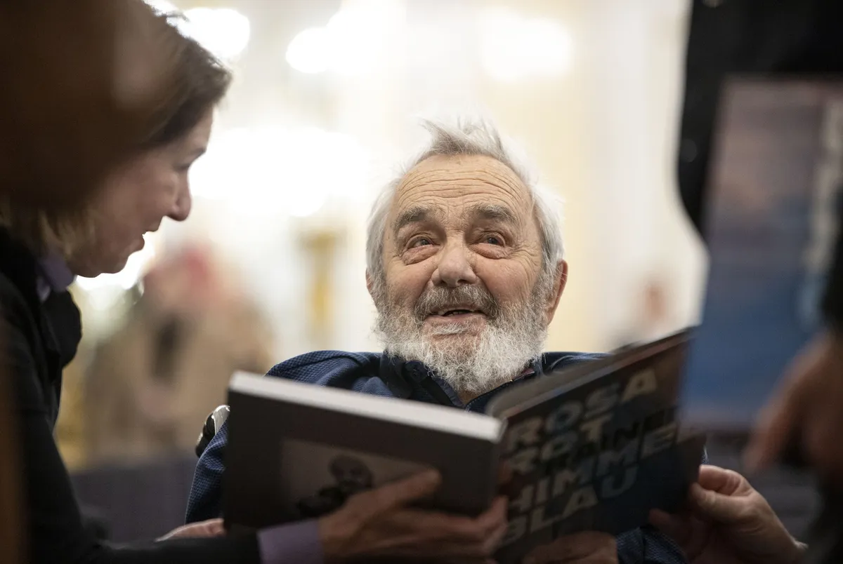 Umrl je slikar Arnulf Rainer: avstrijski provokator, nagnjen k mrakobnosti