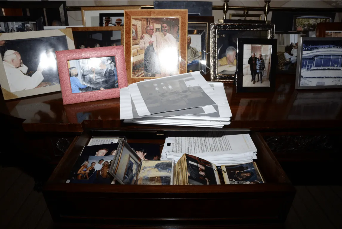 Po nepričakovanem umiku v Epsteinovih dosjejih znova fotografija Trumpa