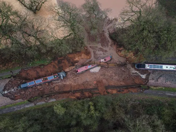 Pogreznil se je rečni kanal v Angliji, nastal velik krater, ladje obtičale