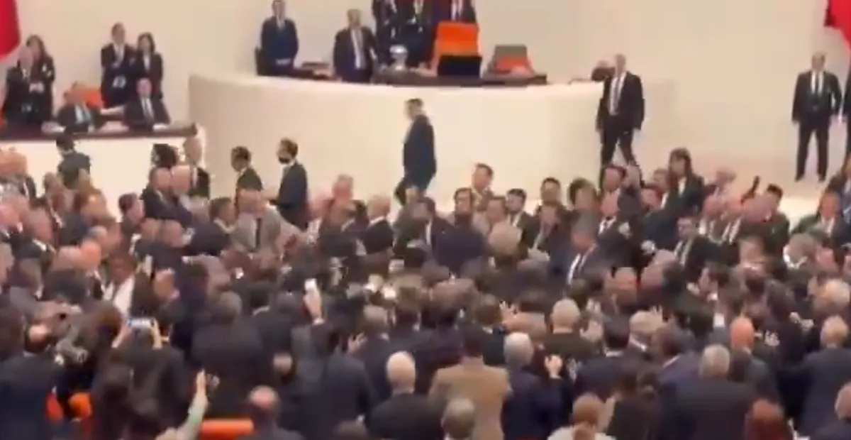 V turškem parlamentu izbruhnil pretep med poslanci