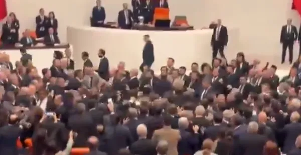 V turškem parlamentu izbruhnil pretep med poslanci