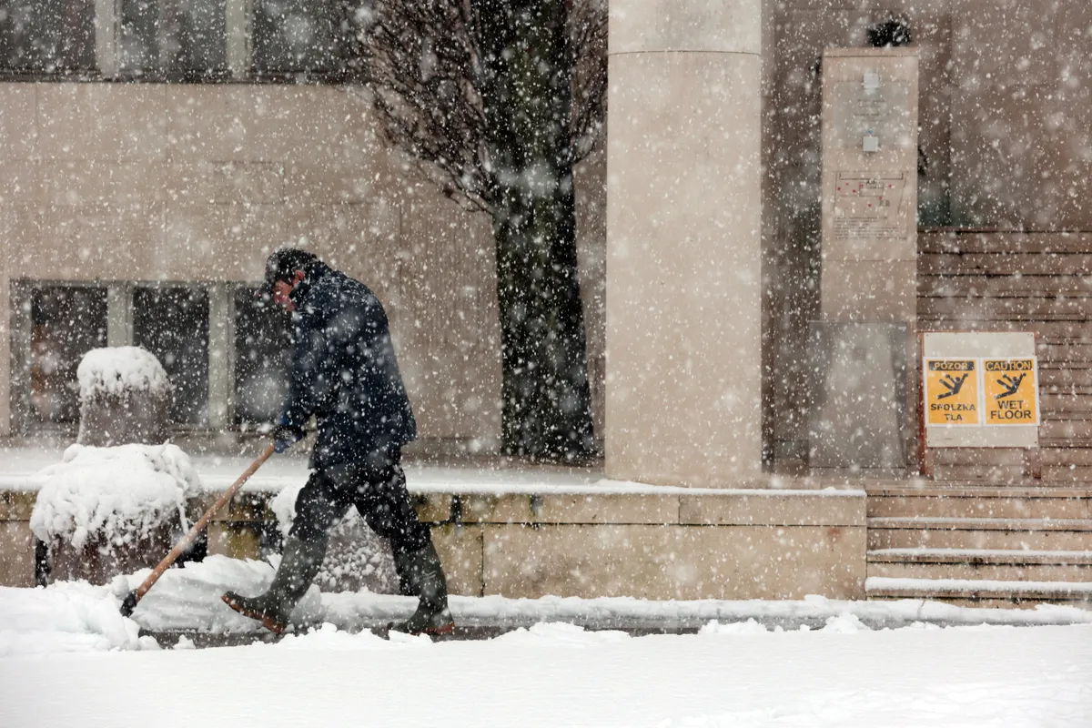 Prihajajo padavine, meja sneženja se bo spuščala