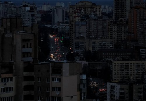 Po ruskih napadih na Ukrajino je več regij ostalo brez elektrike