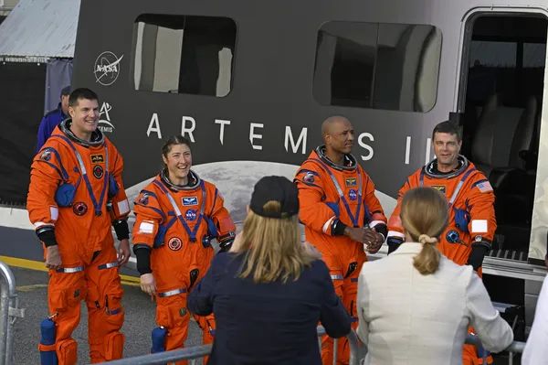 Vrnitev na Luno se približuje. Astronavti preizkusili obleke