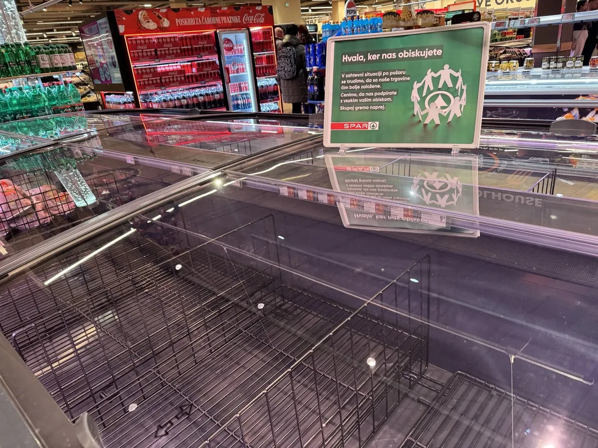 Po požaru v Sparu v nekaterih trgovinah prazne police. "Dostavljamo, kolikor se da"