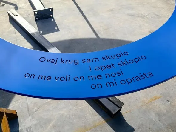 Na Hrvaškem zavrelo zaradi postavitve spominske klopi, posredovala celo policija