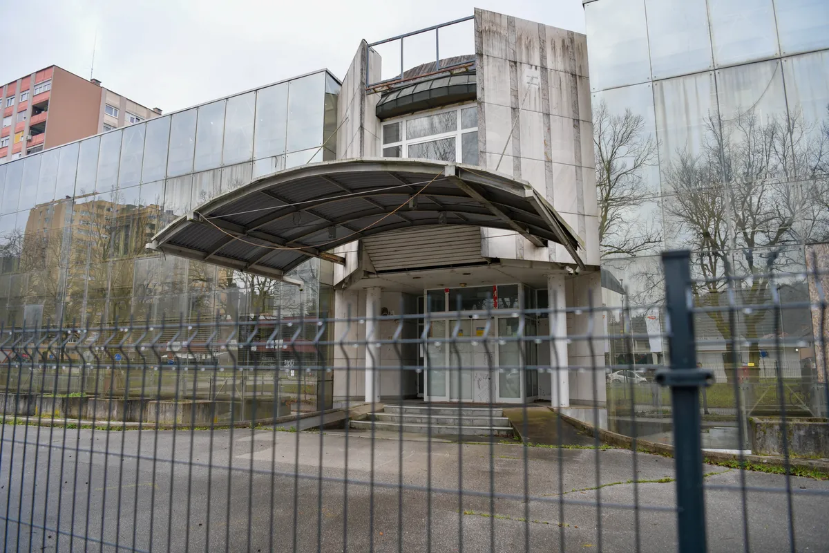 Dve leti od nakupa Litijske: zakaj Vežnaver toži državo, kaj si tam želi Janković in kaj dela Švarc Pipan