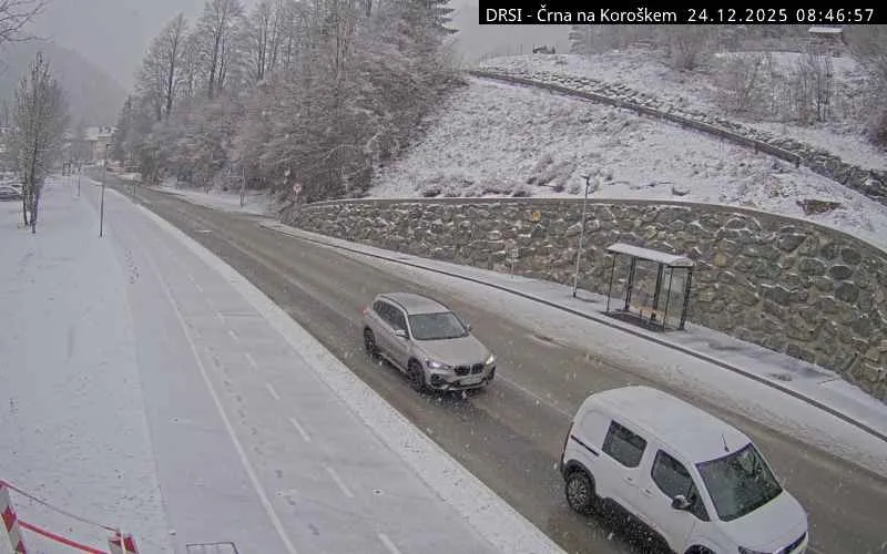 Sneg ponekod pobelil cestišča, zaradi burje zaprt del primorke