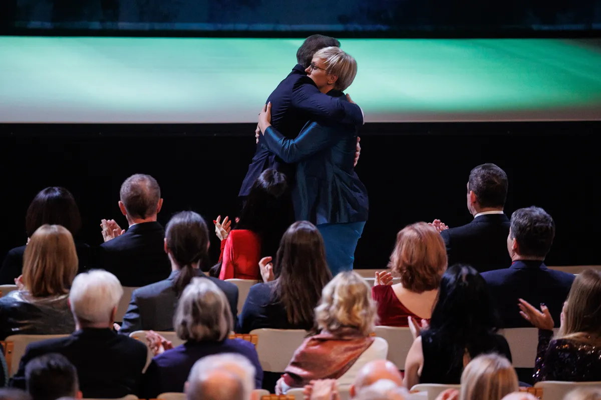 Objem, ki je v dvorani sprožil glasen aplavz. Kaj pa premierjev nekonvencionalni nastop?