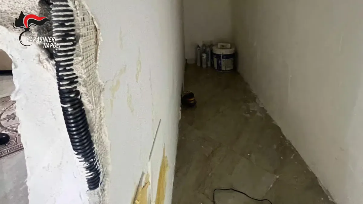 V Neaplju prijeli mafijskega šefa, ki se je skrival v skrivališču za radiatorjem