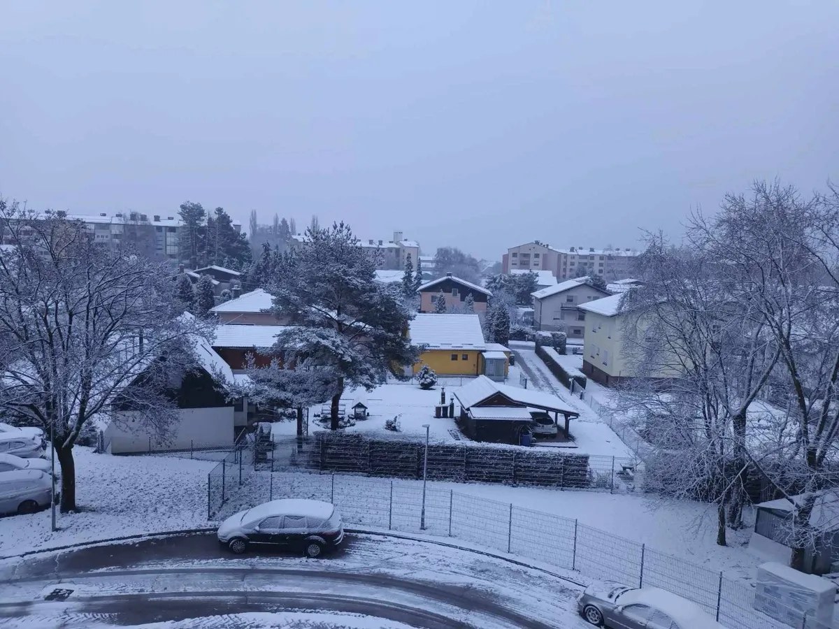Po dolgem času belo božično jutro, a le ponekod: kje je zapadlo največ snega