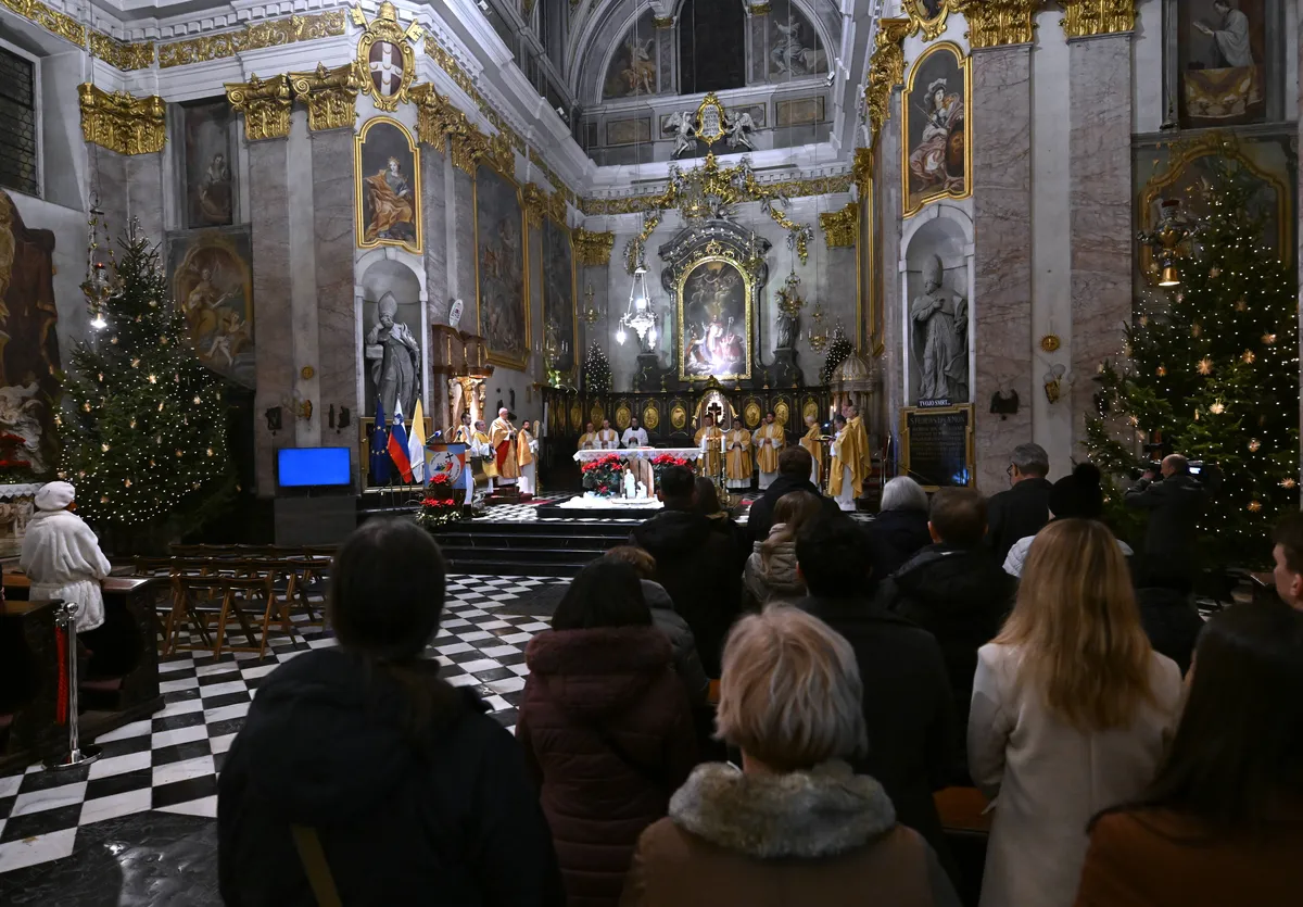 Kristjani po vsem svetu s polnočnicami pričakali božič (FOTO)