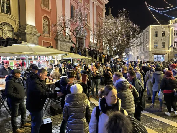 Na Prešernovem trgu shod harmonikarjev v znak podpore slovenski glasbi