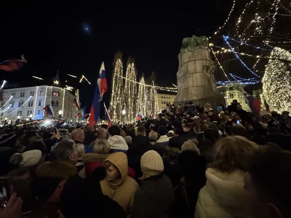 Na Prešernovem trgu shod harmonikarjev in Dedek Mraz, nastala nepopisna gneča