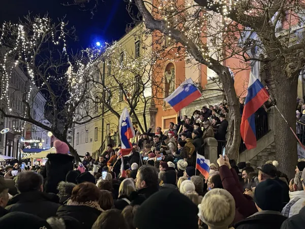 Na Prešernovem trgu shod harmonikarjev in Dedek Mraz, nastala nepopisna gneča (FOTO & VIDEO)